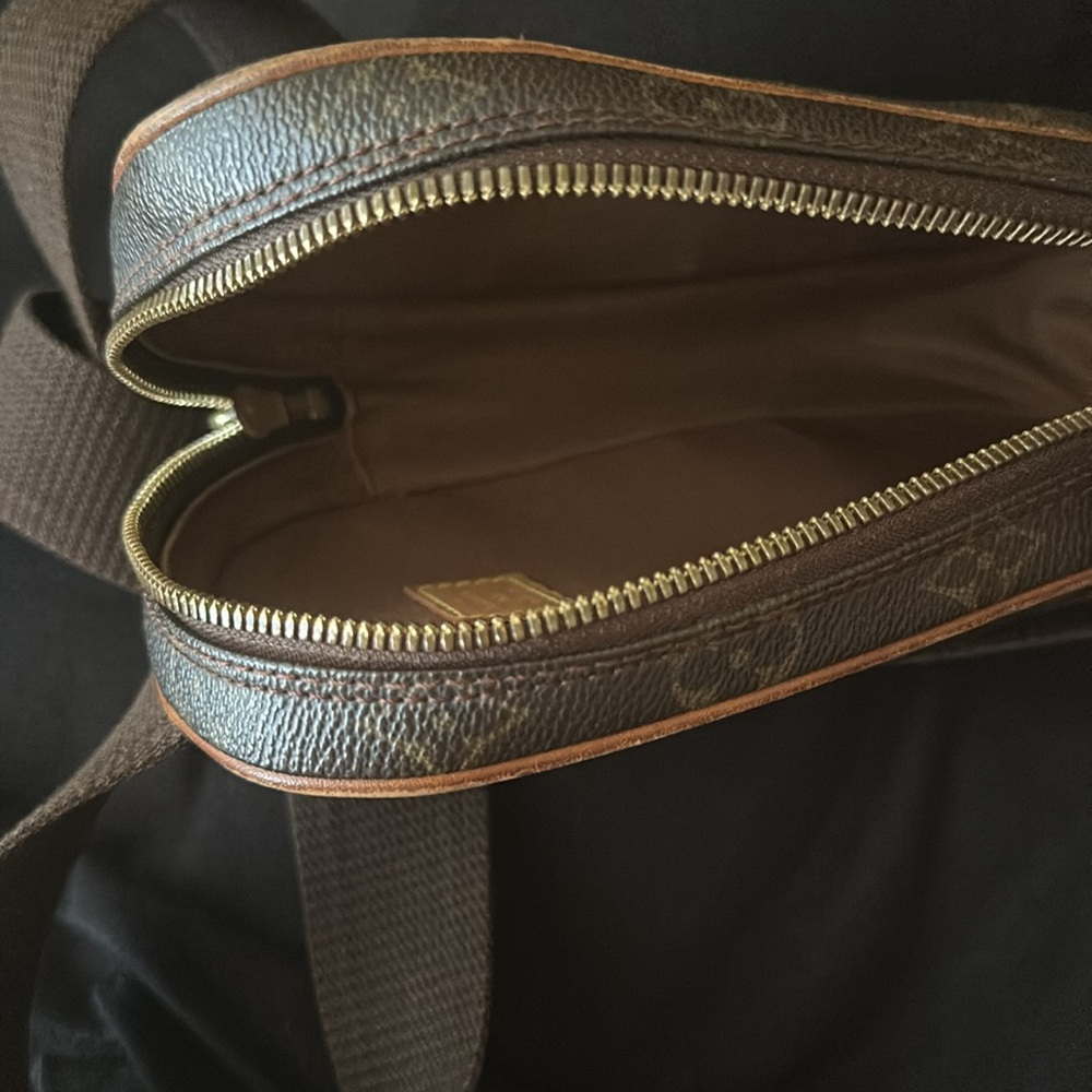 Louis Vuitton belt/bum bag.  Wear across the front of the body or the waist. - Picture 4 of 4